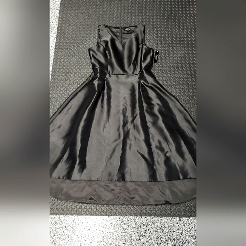 Tahari black v-neck sleeveless cocktail dress w/sheer shawl
